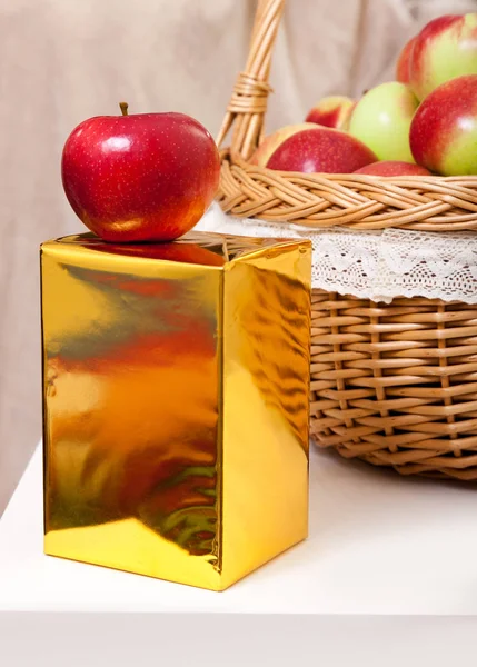 Röda Och Gula Äpplen Korg Vit Bakgrund Närbild Saftiga Frukter — Stockfoto