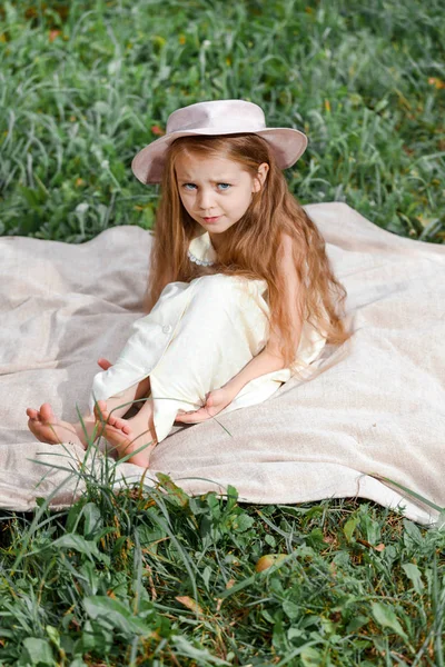 Kleines Mädchen Weißem Kleid Und Hut Garten Ein Weinendes Kind — Stockfoto