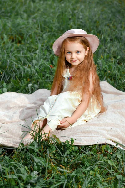 Kleines Mädchen Weißem Kleid Und Hut Apfelgarten — Stockfoto