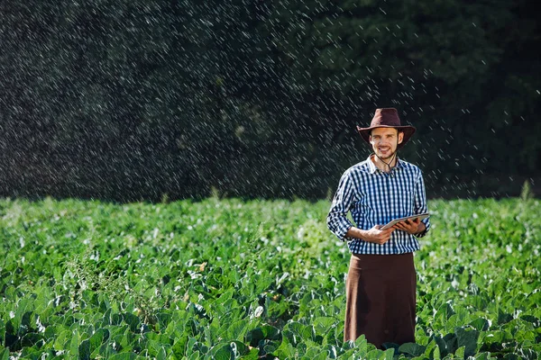 농부는 스프링 시스템 배경에 디지털 태블릿 컴퓨터를 농장에 작물의 — 스톡 사진