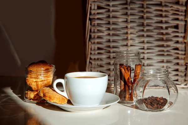 Zuckerstangen Und Gewürze Durchsichtigen Gläsern Mit Einer Tasse Tee Mit — Stockfoto