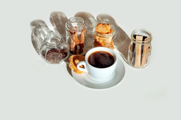 Zuckerstangen Und Gewürze Durchsichtigen Gläsern Mit Einer Tasse Tee Mit — Stockfoto