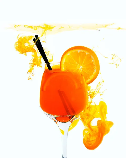 Aperol Spritz Cocktail Vidro Interior Água Sobre Fundo Branco Suco — Fotografia de Stock