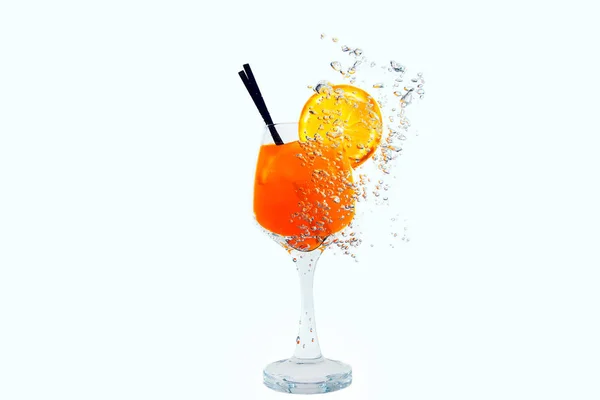 Коктейль Aperol Spritz Склянці Всередині Воді Білому Тлі Помаранчевий Сік — стокове фото