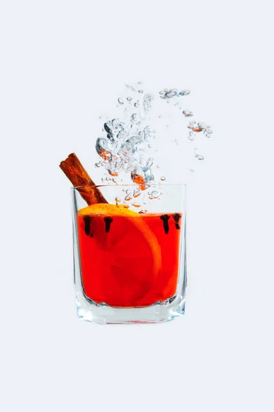Муглированное Вино Стакане Изолированном Воде Белом Фоне Красный Сок Водой — стоковое фото