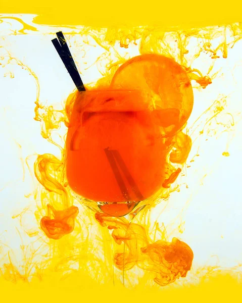 Aperol Spritz Cocktail Vetro All Interno Acqua Fondo Bianco Succo — Foto Stock