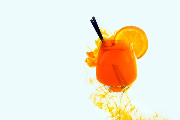 Aperol Spritz Cocktail Vetro All Interno Acqua Fondo Bianco Succo — Foto Stock