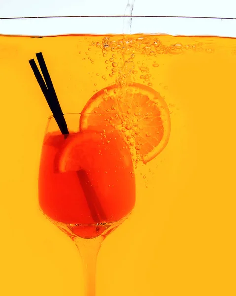 Aperol Spritz Cocktail Glas Innen Wasser Auf Orangefarbenem Hintergrund Orangensaft — Stockfoto