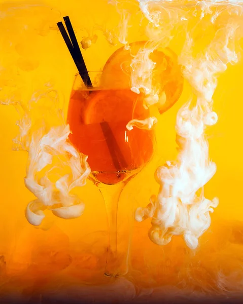 Aperol Spritz Cocktail Glas Innen Wasser Auf Orangefarbenem Hintergrund Orangensaft — Stockfoto