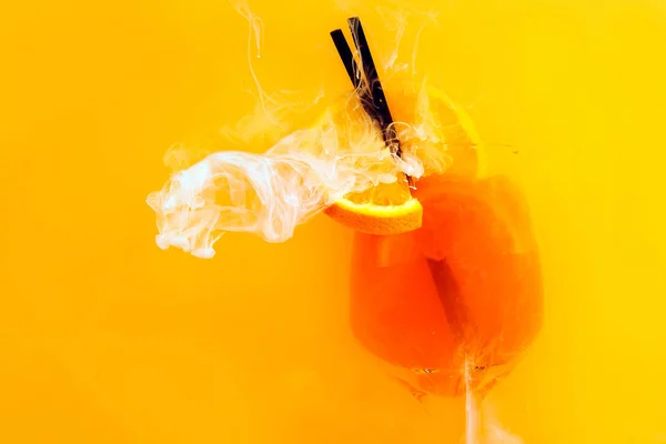 Aperol Spritz Cocktail Vetro All Interno Acqua Fondo Arancio Succo — Foto Stock