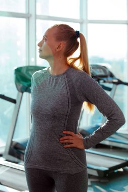 Fitness kadın elli artı spor yapıyor. Menopoz döneminde sağlıklı yaşam kavramı.