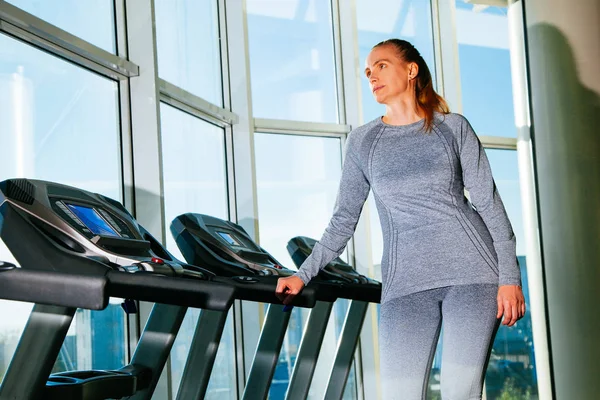 Fitness kadın elli artı spor yapıyor. Menopoz döneminde sağlıklı yaşam kavramı.