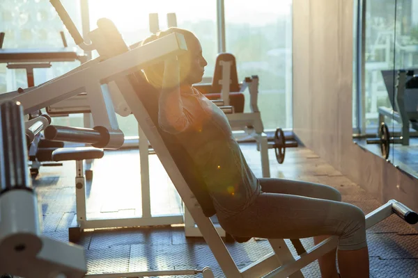 Fitness kadın elli artı spor yapıyor. Menopoz döneminde sağlıklı yaşam kavramı.