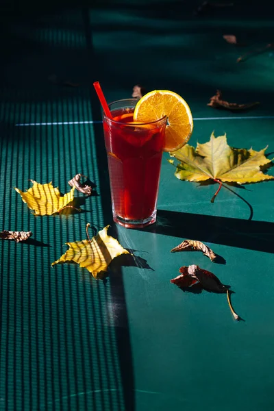 Glas Heißgetränk Und Herbstblätter Auf Der Grünen Tischtennisplatte Glühwein Großen — Stockfoto