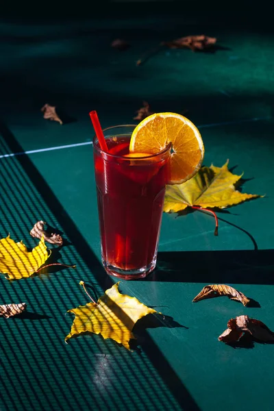 Glas Heißgetränk Und Herbstblätter Auf Der Grünen Tischtennisplatte Glühwein Großen — Stockfoto