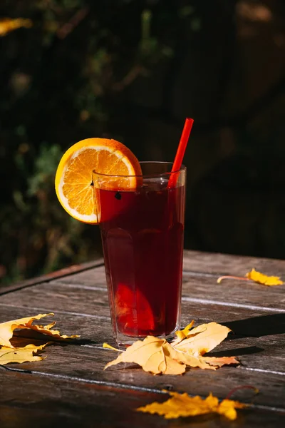 Copo Bebida Quente Folhas Outono Mesa Madeira Vinho Amontoado Copo — Fotografia de Stock