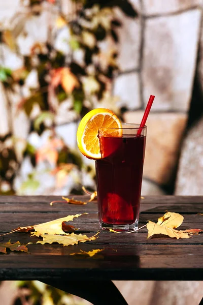 Copo Bebida Quente Folhas Outono Mesa Madeira Vinho Amontoado Copo — Fotografia de Stock