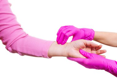 Bir hemşire ya da doktor pembe Medikal eldiven eller eller yaşlı bir kadının tutun. Bakım ve destek bakımevinde kavramı.