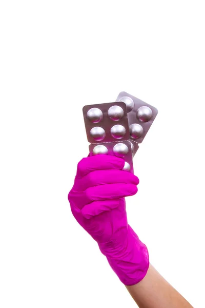 Mãos Femininas Luvas Médicas Roxas Segurando Uma Pílula Braços Com — Fotografia de Stock