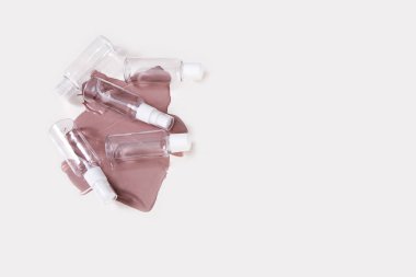 Boş şeffaf plastik krem kavanoz üst bakış beyaz arka plan üzerinde. Bir yayma kozmetik krem üzerinde sıvı kapları.