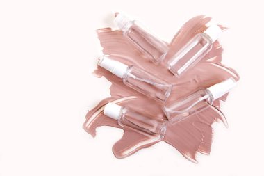 Boş şeffaf plastik krem kavanoz üst bakış beyaz arka plan üzerinde. Bir yayma kozmetik krem üzerinde sıvı kapları.