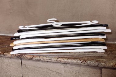 Kahverengi masa giyim askıda. Bir sürü boş renkli askıları.