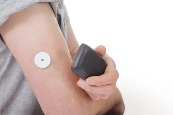 Sensör muayenesi şekeri olmadan kan glikoz düzeyi ile dijital bir şeker ölçüm test adam. Şeker hastalığı tedavisi.