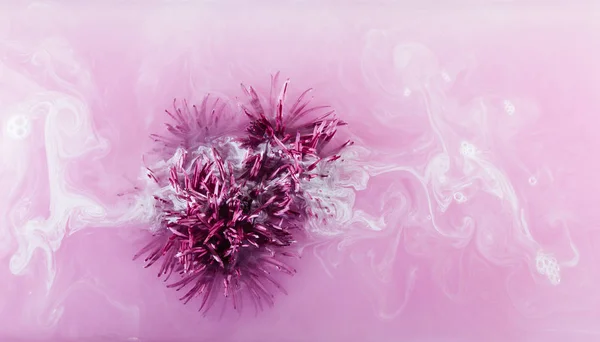 Crisantemo Rosa Con Hojas Verdes Dentro Del Agua Púrpura Con — Foto de Stock