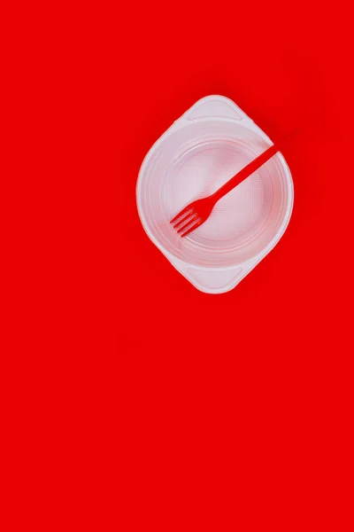 White Plastic Plate Red Fork Red Background — Stock Photo, Image