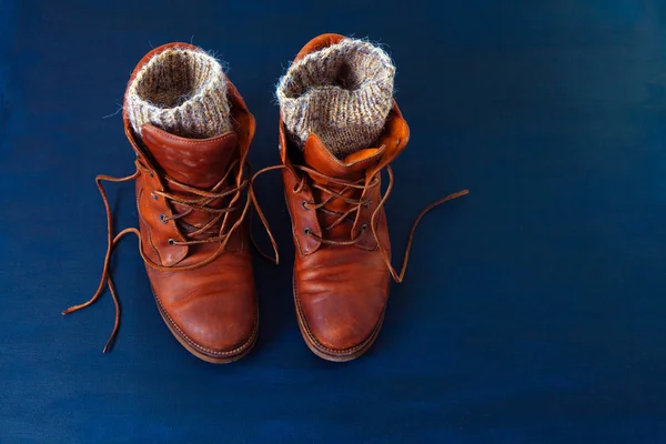 Старые Красные Грязные Туфли Синем Фоне Старомодные Винтажные Сапоги Кожаными — стоковое фото