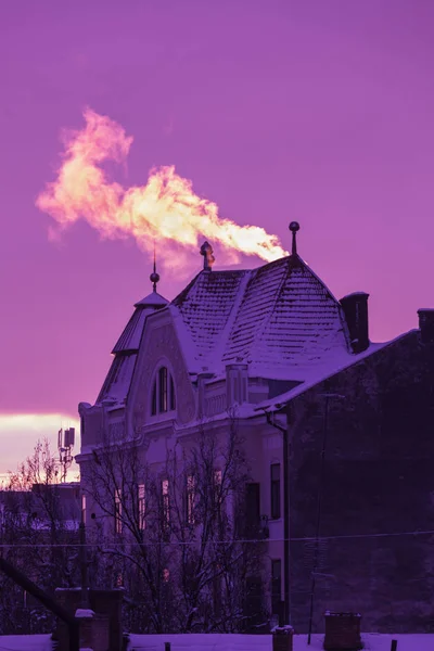 Kalorifer Boruları Evlerin Çatıları Bir Kış Sabahı Buhar Hava Kirliliği — Stok fotoğraf