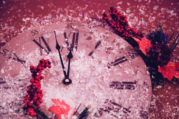 Horloges Een Achtergrond Van Lichte New Year Lichten — Stockfoto