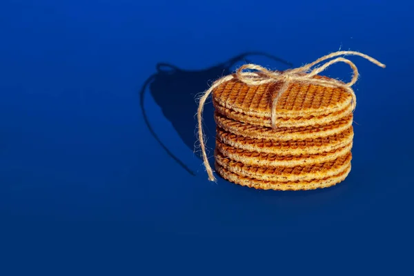 Waffle Olandese Chiamato Stroopwafel Uno Sfondo Blu — Foto Stock