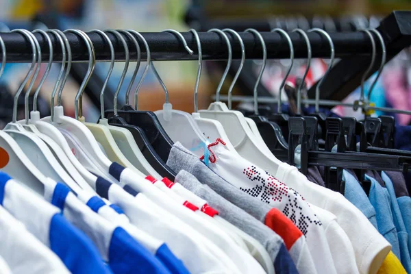 Vendita Sconto Abbigliamento Bambini Supermercato Molte Shirt Bambini Sulle Grucce — Foto Stock