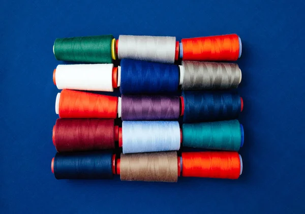 Conjunto Hilos Diferentes Colores Backgtound Azul Muchos Hilos Para Costura — Foto de Stock