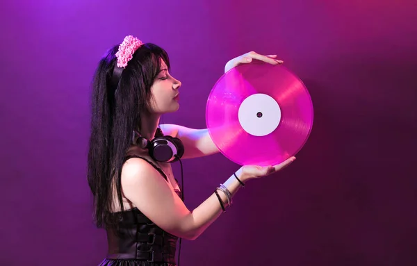 Młoda Kobieta Różowe Winylu Cieszy Się Muzyka Glamour Dziewczyna Headphne — Zdjęcie stockowe