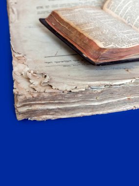 Üzerinde mavi arka plan izole eski kitap kapağı, vintage doku. Eski Yahudi Talmud Yidiş dilinde İncil ile.