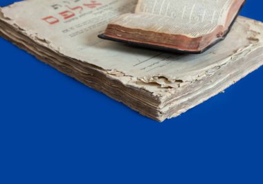 Üzerinde mavi arka plan izole eski kitap kapağı, vintage doku. Eski Yahudi Talmud Yidiş dilinde İncil ile.