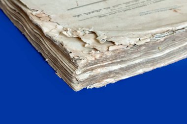 Üzerinde mavi arka plan izole eski kitap kapağı, vintage doku. Eski Yahudi Talmud Yidiş dilinde İncil ile.