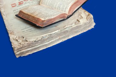 Üzerinde mavi arka plan izole eski kitap kapağı, vintage doku. Eski Yahudi Talmud Yidiş dilinde İncil ile.