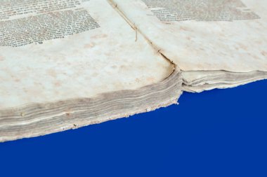 Üzerinde mavi arka plan izole eski kitap kapağı, vintage doku. Eski Yahudi Talmud Yidiş dilinde İncil ile.