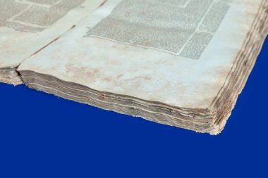 Üzerinde mavi arka plan izole eski kitap kapağı, vintage doku. Eski Yahudi Talmud Yidiş dilinde İncil ile.
