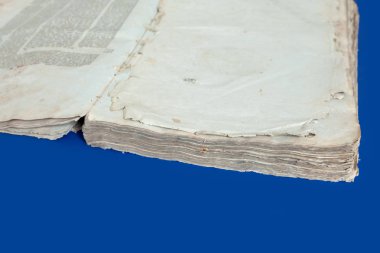 Üzerinde mavi arka plan izole eski kitap kapağı, vintage doku. Eski Yahudi Talmud Yidiş dilinde İncil ile.