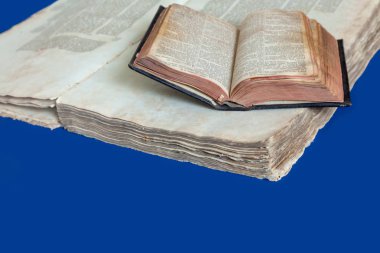 Üzerinde mavi arka plan izole eski kitap kapağı, vintage doku. Eski Yahudi Talmud Yidiş dilinde İncil ile.