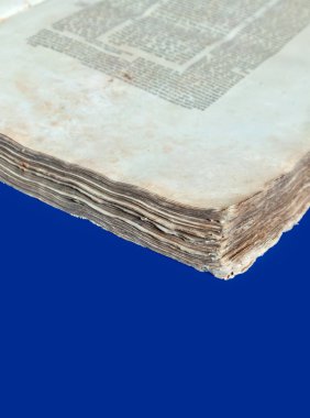 Üzerinde mavi arka plan izole eski kitap kapağı, vintage doku. Eski Yahudi Talmud Yidiş dilinde İncil ile.