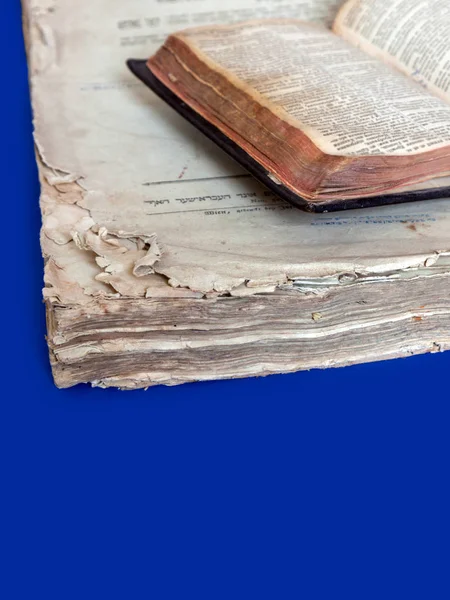 Üzerinde mavi arka plan izole eski kitap kapağı, vintage doku. Eski Yahudi Talmud Yidiş dilinde İncil ile.