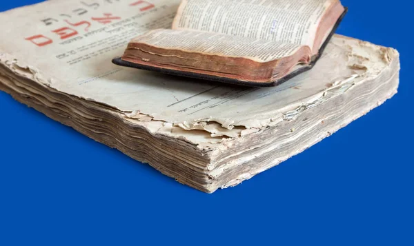 Üzerinde mavi arka plan izole eski kitap kapağı, vintage doku. Eski Yahudi Talmud Yidiş dilinde İncil ile.