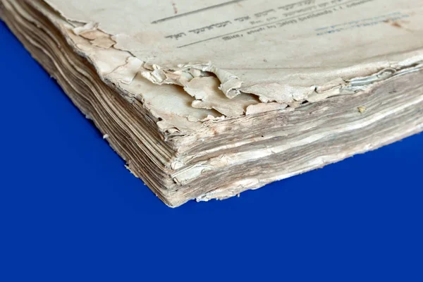 Üzerinde mavi arka plan izole eski kitap kapağı, vintage doku. Eski Yahudi Talmud Yidiş dilinde İncil ile.