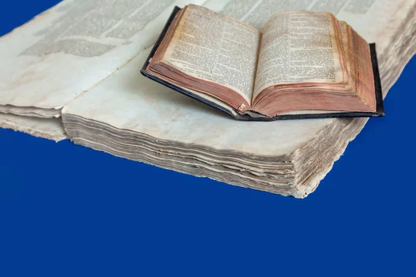 Üzerinde mavi arka plan izole eski kitap kapağı, vintage doku. Eski Yahudi Talmud Yidiş dilinde İncil ile.