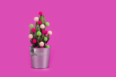 Renkli topları ile komik tatil kaktüs ağacı. Yeşil tropikal çiçek bize kutlama veya parti pembe arka plan için bir hediye.